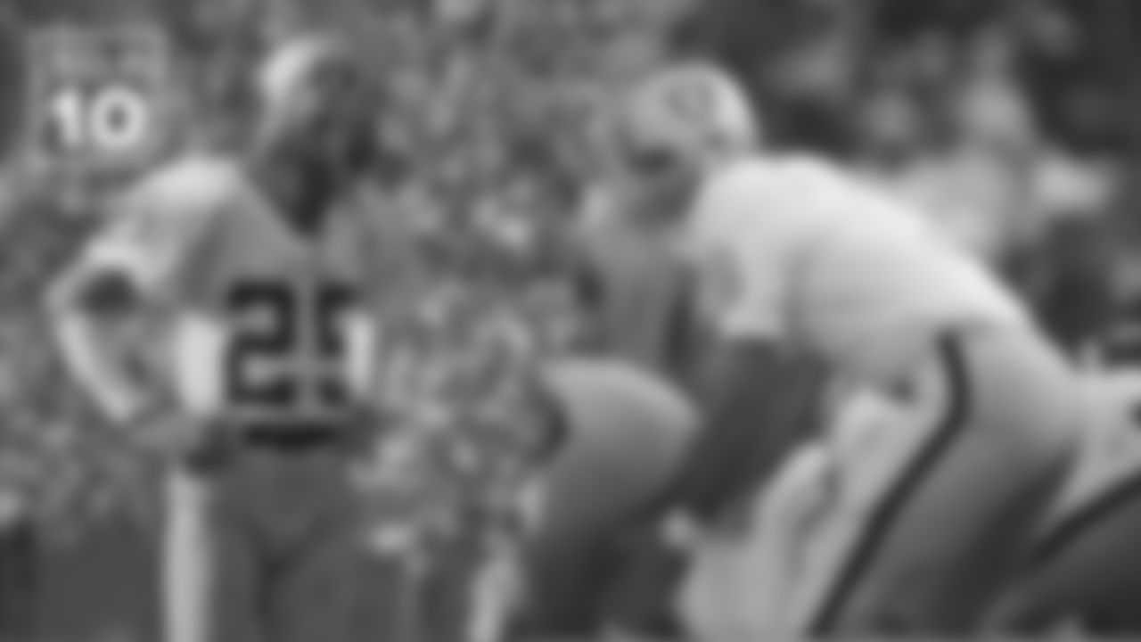 (5. Daryle Lamonica & Fred Biletnikoff, 1968 AFL Championship) In the 1968 AFL Championship Game, quarterback Daryle Lamonica completed 20 of 47 pass attempts for 401 yards and a touchdown, and wide receiver Biltenikoff caught 7 passes for 190 yards and that one touchdown in a losing effort as the Raiders fell to the New York Jets 27-23.