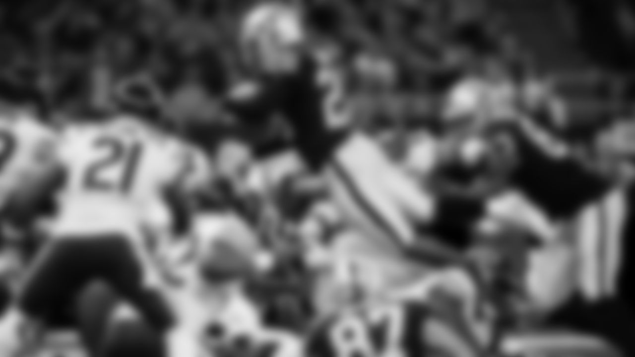 Raiders running back Josh Jacobs (28) rushes for a 2-yard touchdown during the regular season game against the Chicago Bears at Tottenham Hotspur Stadium.