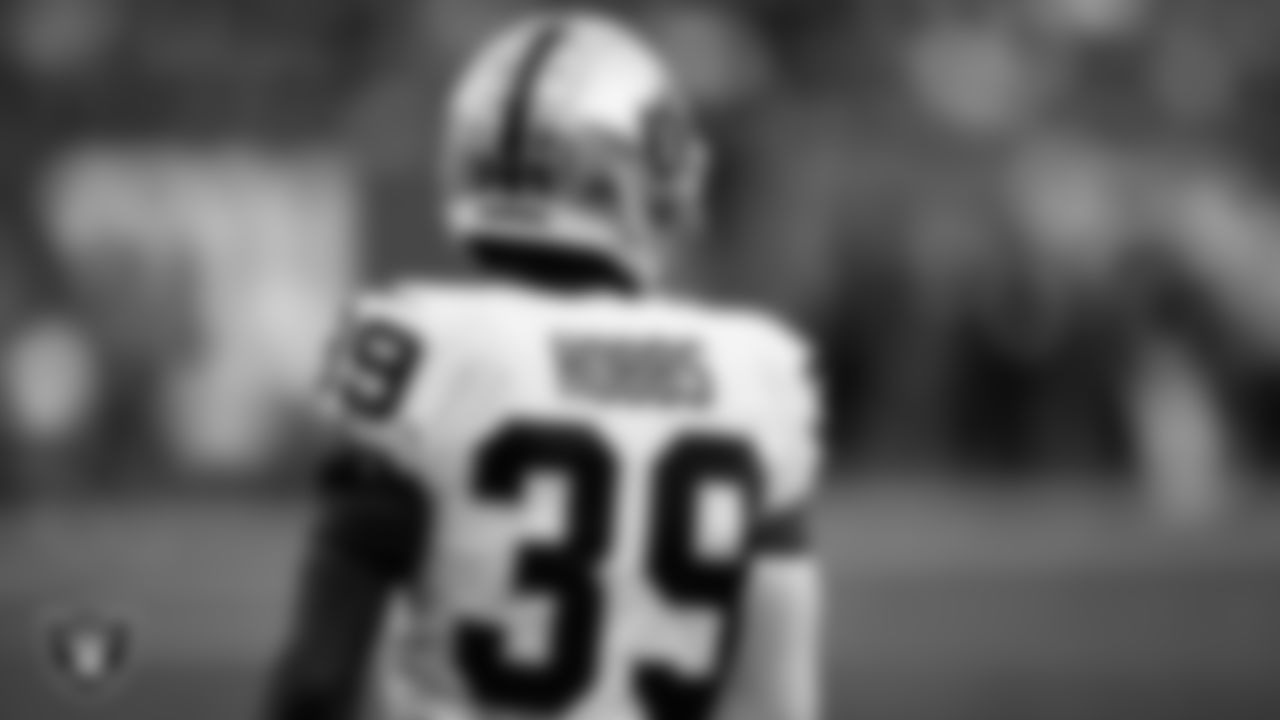 Las Vegas Raiders cornerback Nate Hobbs (39) on the field during the regular season away game against the New York Giants.