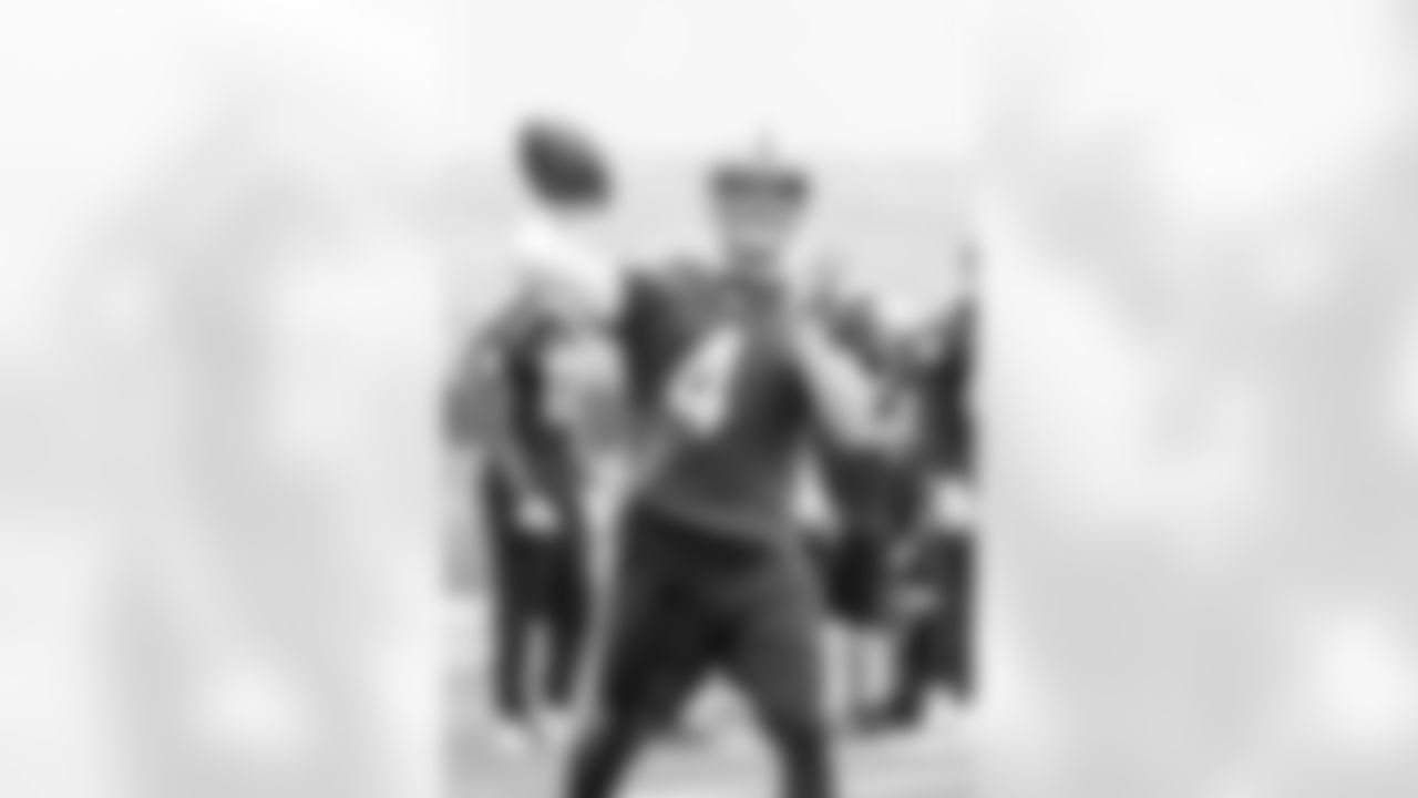 QB Derek Carr