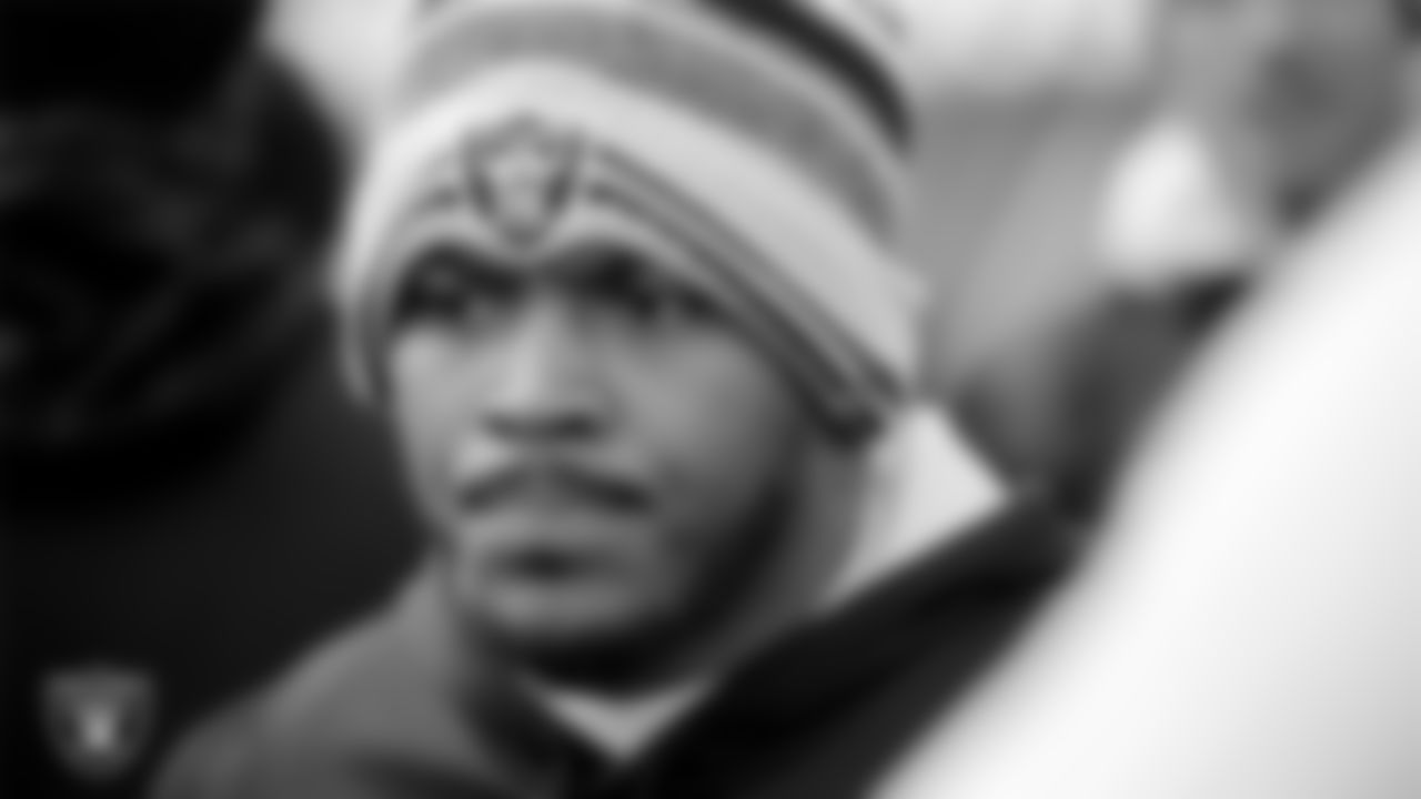 Las Vegas Raiders running back Josh Jacobs (28) warming up before the postseason away game against the Cincinnati Bengals.