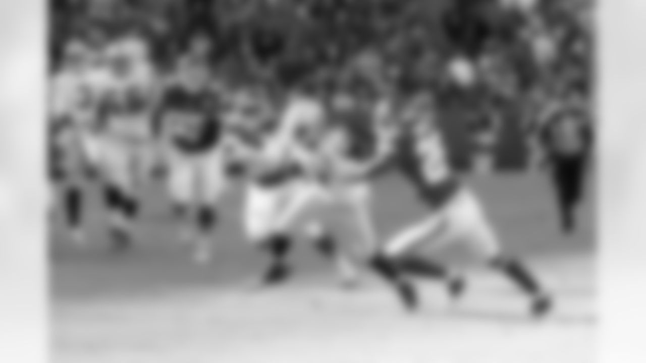 WR Denarius Moore stiff arms Chiefs CB Stanford Routt.