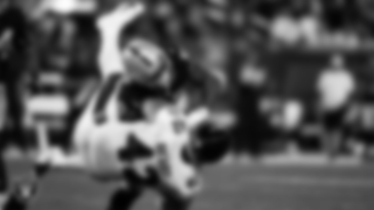 Las Vegas Raiders linebacker Denzel Perryman (52) makes a tackle during the regular season home game against the Baltimore Ravens.