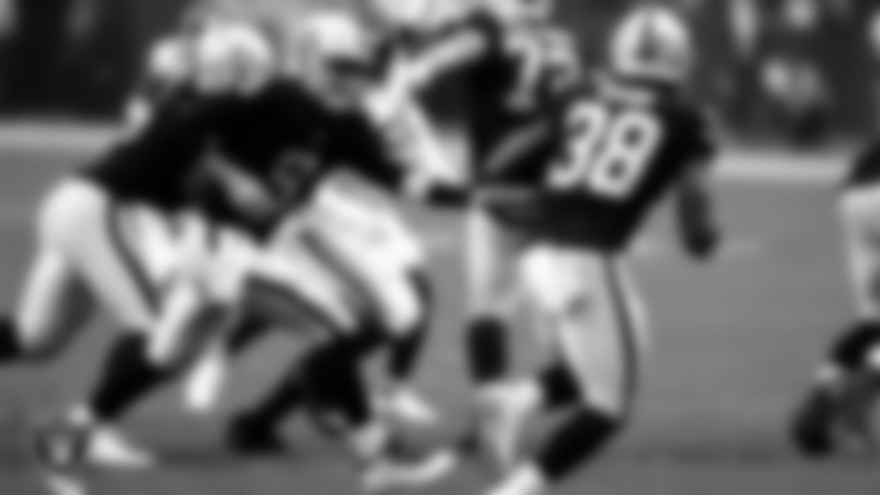 Las Vegas Raiders quarterback Nick Mullens (9) hands the ball off to running back Brittain Brown (38) during the preseason home game against the Minnesota Vikings at Allegiant Stadium.