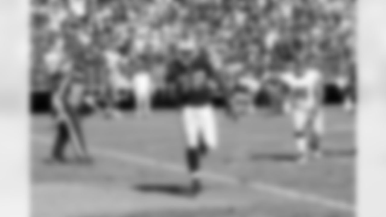 TE Richard Gordon makes the catch in the end zone for a Raiders touchdown.
