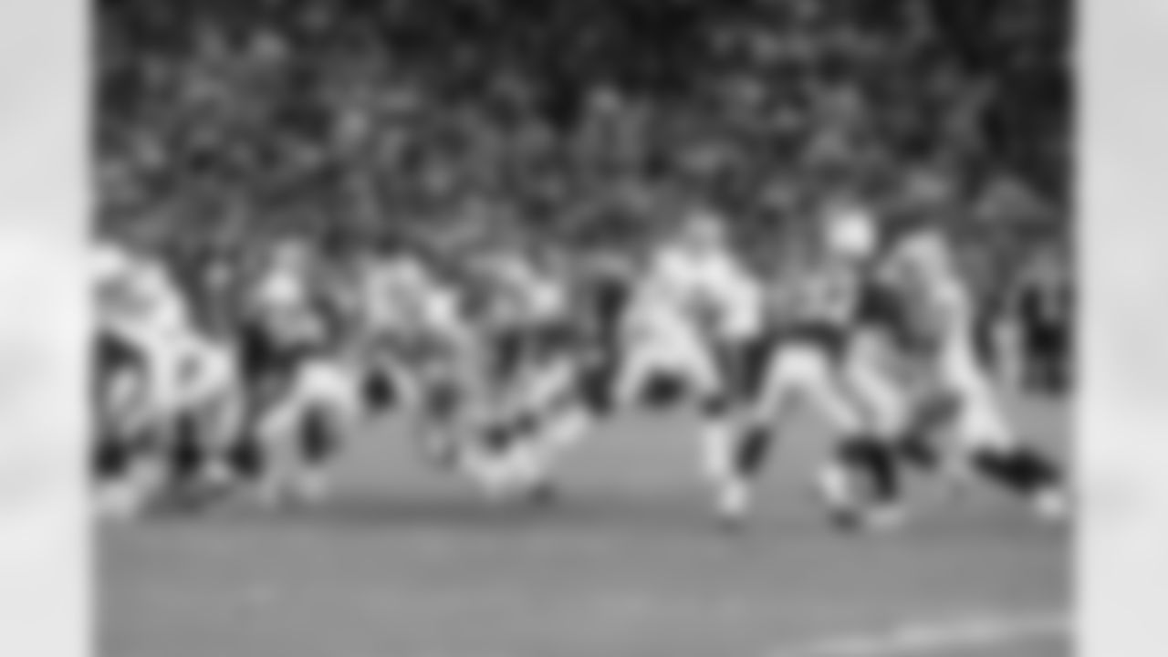 QB Carson Palmer hands the ball off to RB Taiwan Jones.