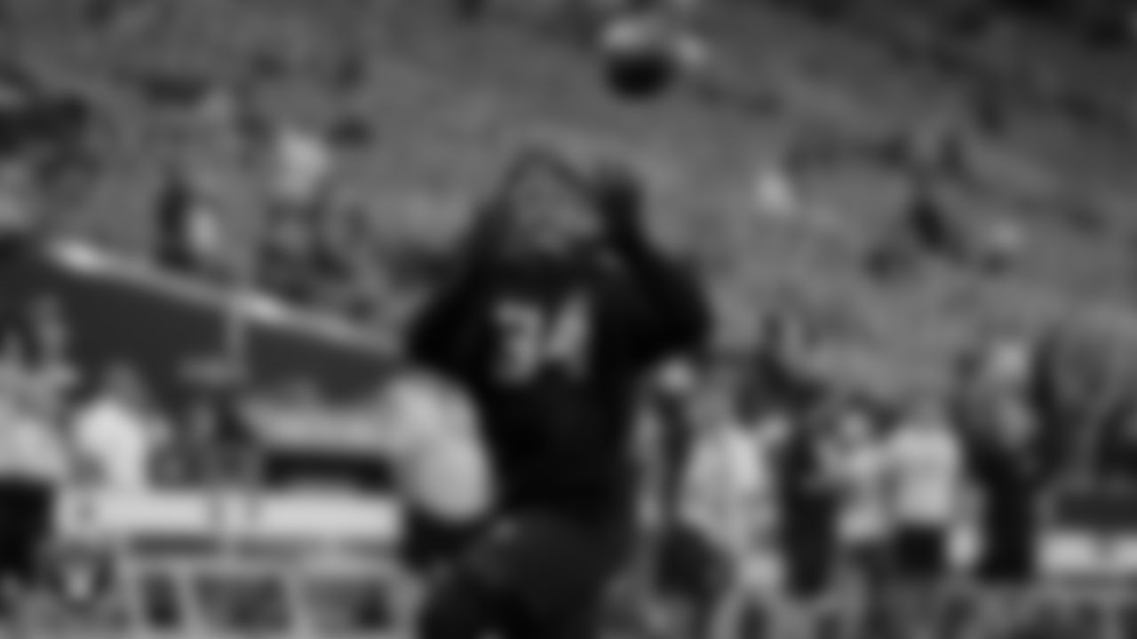 Las Vegas Raiders running back Josh Jacobs (28) warming up before the regular season home game against the Kansas City Chiefs.