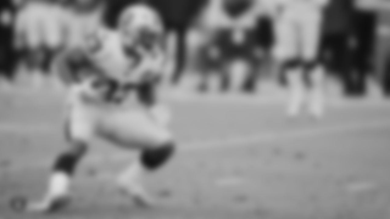 Raiders running back DeAndré Washington (33) rushes during the regular season game against the Los Angeles Chargers.