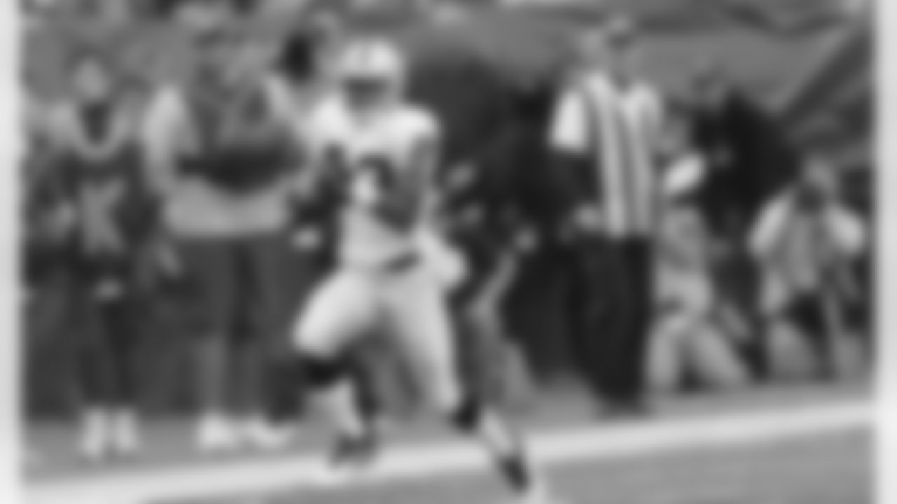 RB Taiwan Jones returns a kickoff for 46 yards.