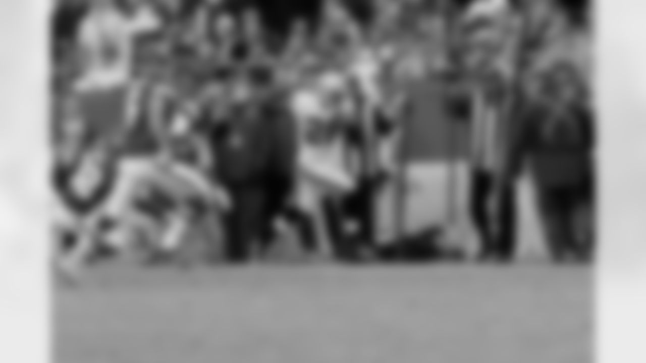 RB Mike Goodson shoots down the sideline for 21 yards.
