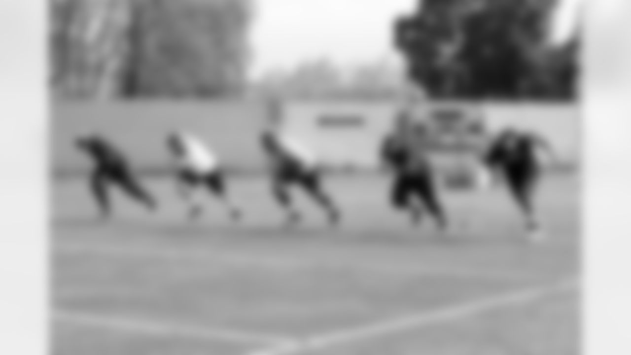 The offensive linemen take off.