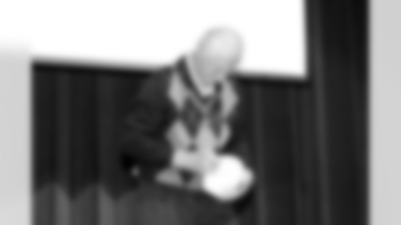 Fred Biletnikoff signs an autograph.