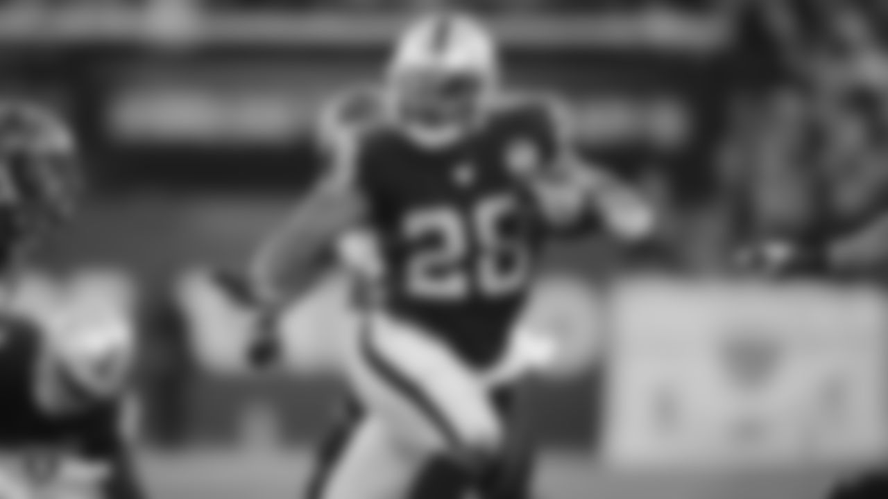 Raiders running back Josh Jacobs (28) rushes during the regular season game against the Cincinnati Bengals.