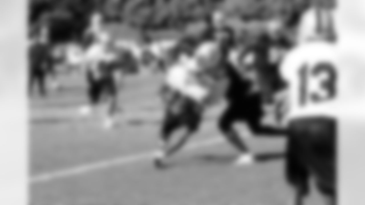 RB Rock Cartwright carries the ball on the running play. Photo by Tony Gonzales.