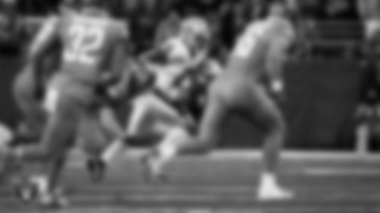 Las Vegas Raiders running back Josh Jacobs (8) rushes during the regular season away game against the Detroit Lions at Ford Field.