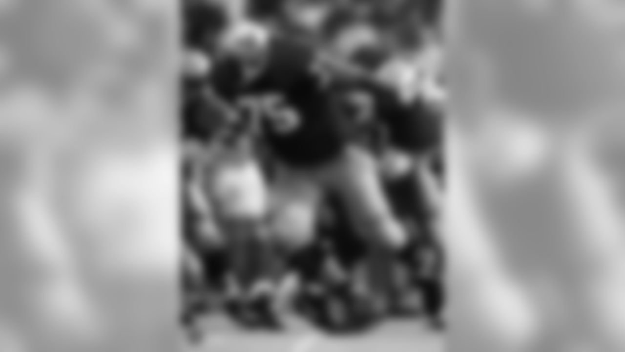 Former Raiders offensive tackle Lincoln Kennedy, who has been selected for the Pac-12 Hall of Honor, played in 121 games with 119 starts in eight years with the Raiders. He was selected for three Pro Bowls and named 1st Team All-Pro once. He anchored a line for an offense that led the NFL in rushing in 2000 and total offense in 2002, and was a key member of three straight AFC West championship squads and started at right tackle in Super Bowl XXXVII.