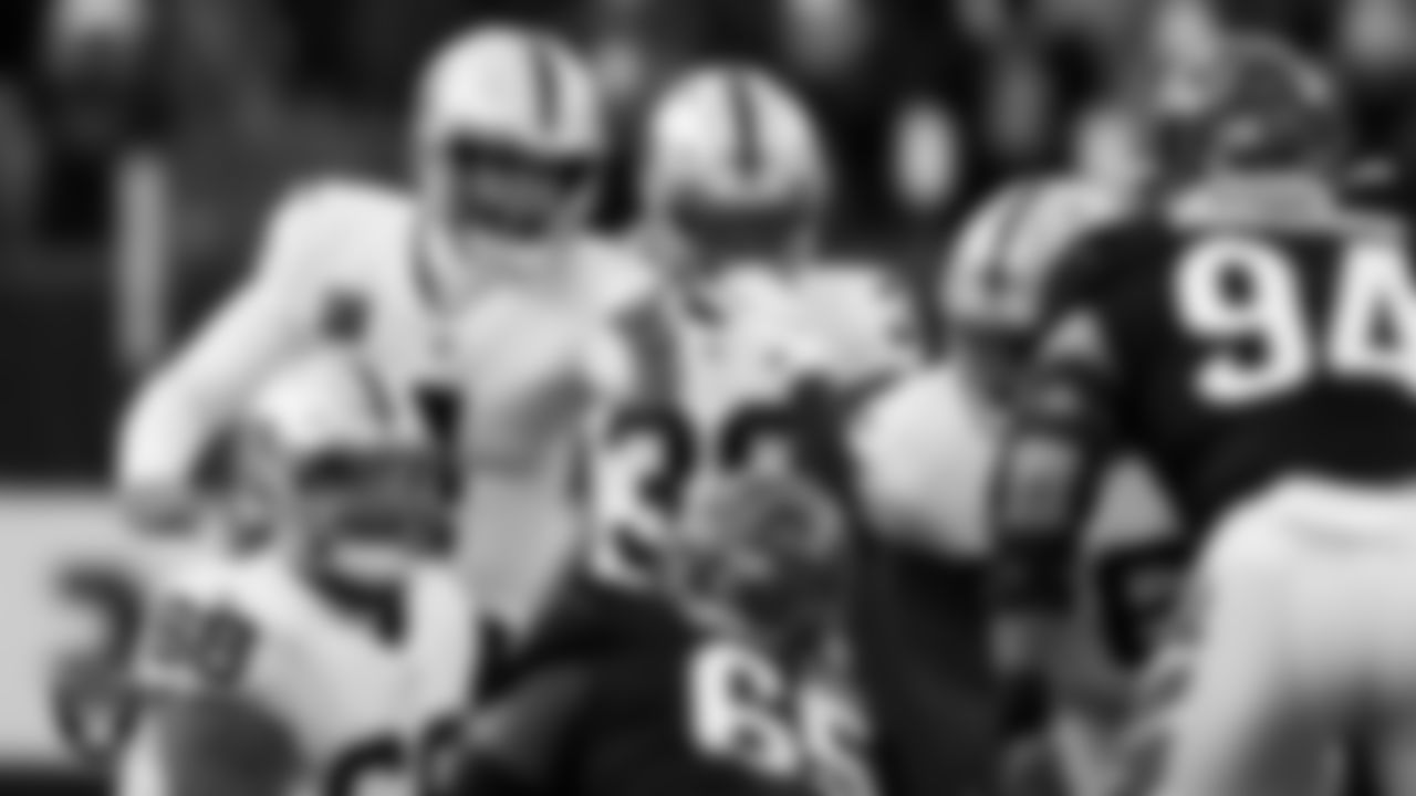 Las Vegas Raiders quarterback Derek Carr (4) changes the play at the line during the postseason away game against the Cincinnati Bengals.