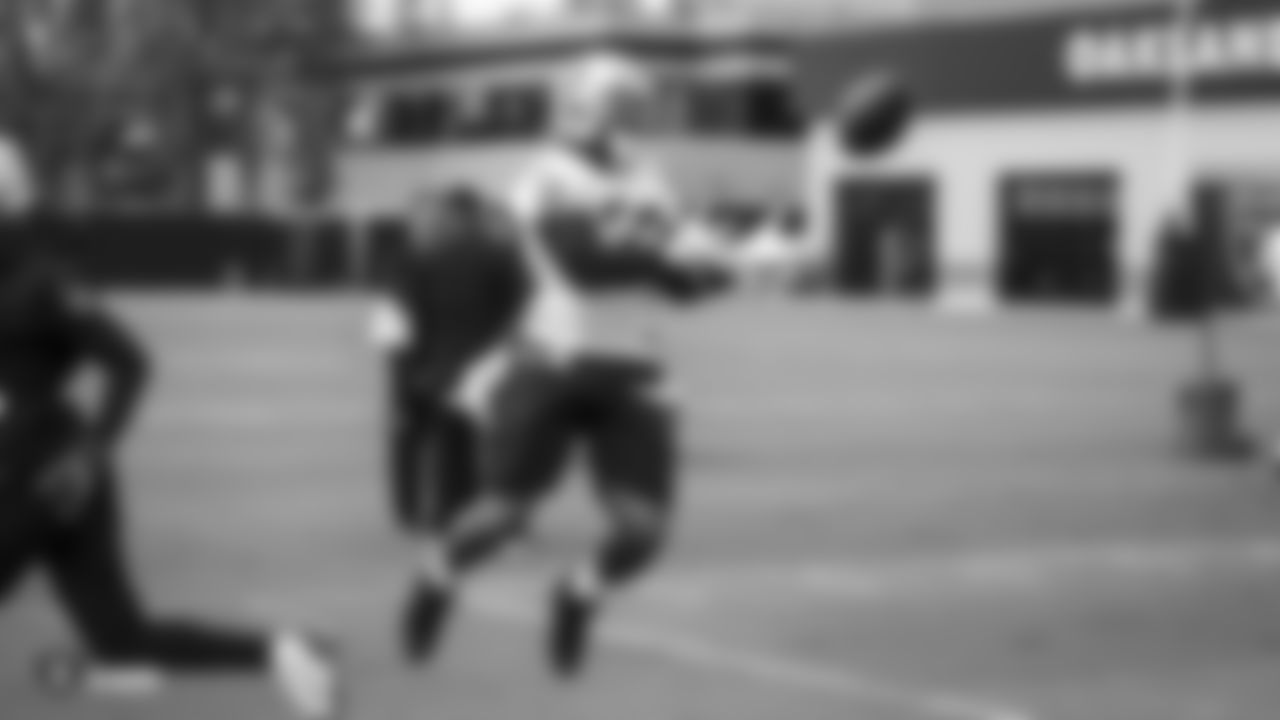 Raiders running back DeAndré Washington (33) makes a catch during practice.