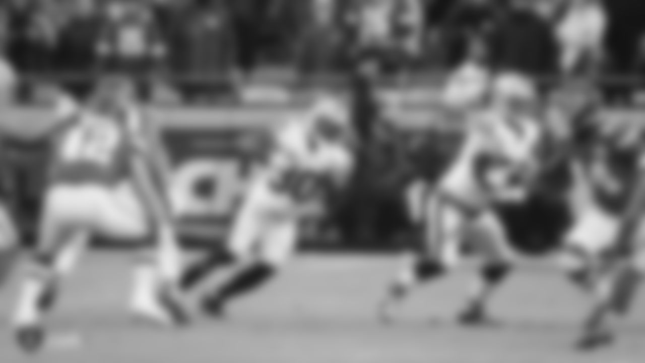Raiders running back Jalen Richard (30) during the regular season game against the Kansas City Chiefs at Arrowhead Stadium.