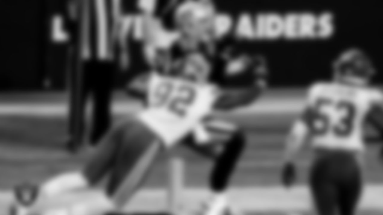 Las Vegas Raiders tight end Jason Witten (82) makes a 1-yard touchdown catch during the regular season home game against the Kansas City Chiefs.