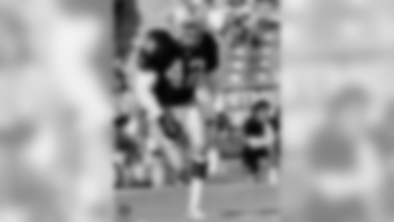 Ronnie Lott spent 2 years with the Raiders amassing 196 tackles, 9 interceptions, 2 forced fumbles, and 2 fumble recoveries. In his first season with the Raiders, he led the league with 8 interceptions and was selected to the Pro Bowl.