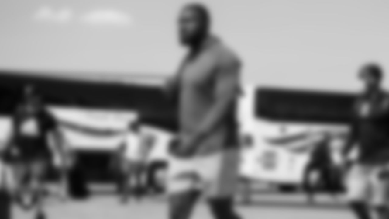 Las Vegas Raiders defensive end Yannick Ngakoue (91) departs for the joint training camp practice and preseason away game against the Los Angeles Rams.