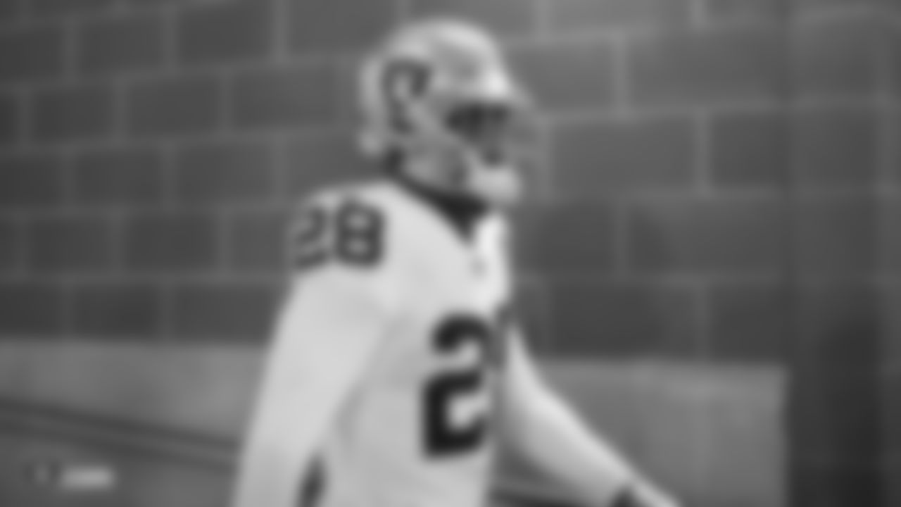 Running back Josh Jacobs (28) heads to the field before the regular season game against the New York Jets.