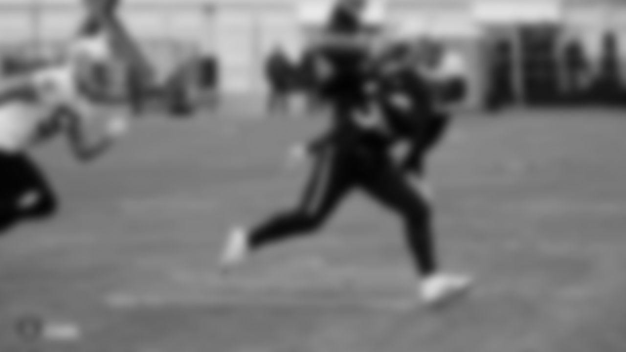 Raiders running back Jalen Richard (30) goes up for a catch on the field during practice.