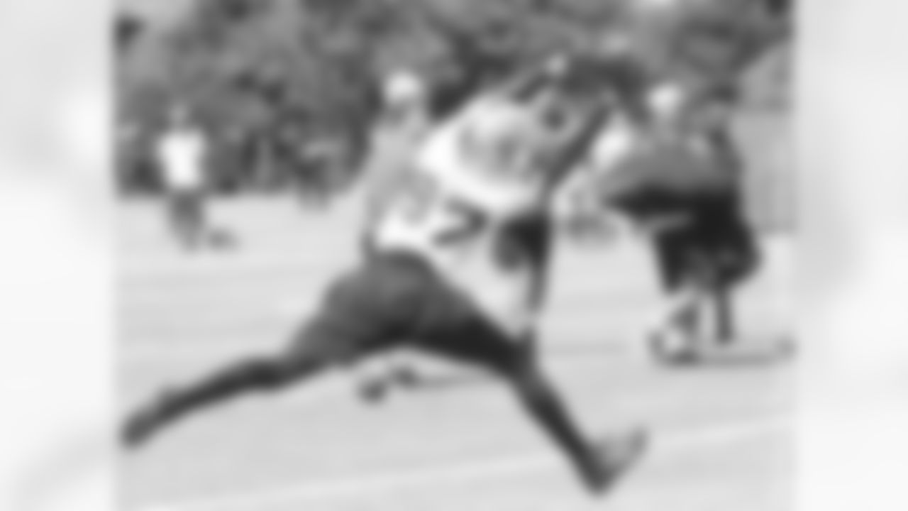 WR Travionte Session stretches to make a catch