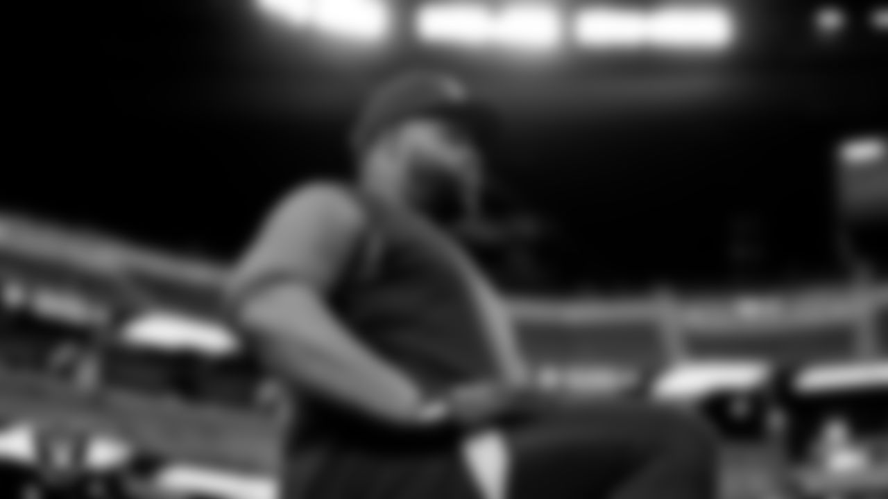 Las Vegas Raiders defensive tackle Johnathan Hankins (90) warming up before the regular season home game against the Los Angeles Chargers.