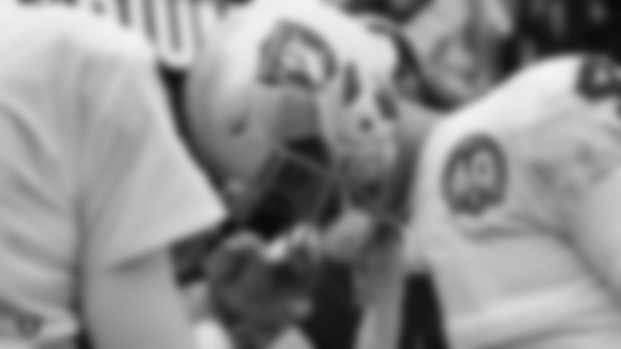 Quarterback Derek Carr (4) prepares to take the field before the regular season game against the New York Jets.