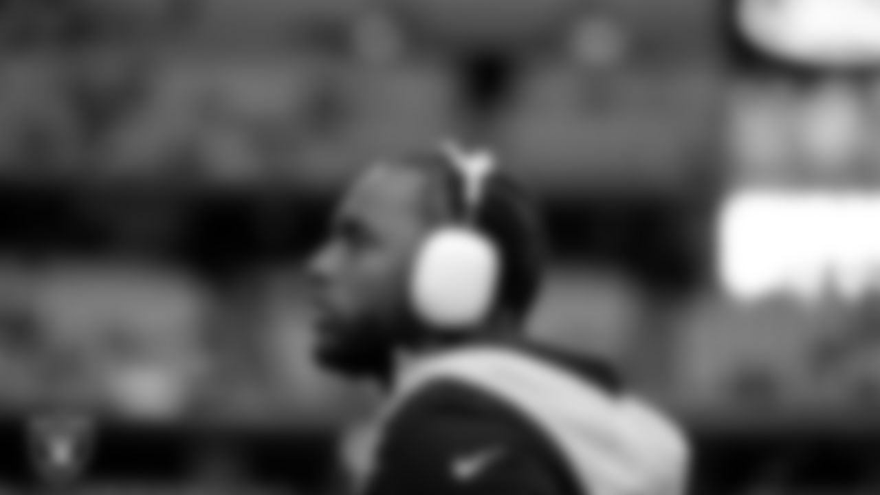 Las Vegas Raiders cornerback Casey Hayward Jr. (29) warming up before the regular season away game against the Dallas Cowboys.