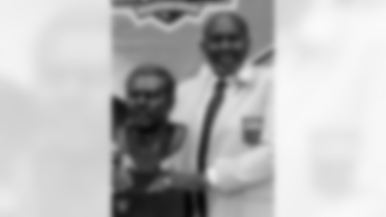 T Bob Brown (1971-73)
Hall of Fame Class of 2004