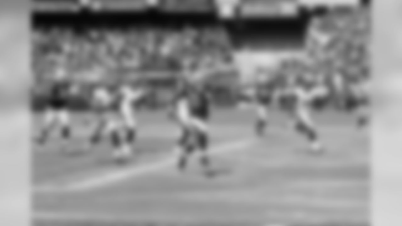 RB Darren McFadden scores his first touchdown of the 2012 season on a 64-yard run.