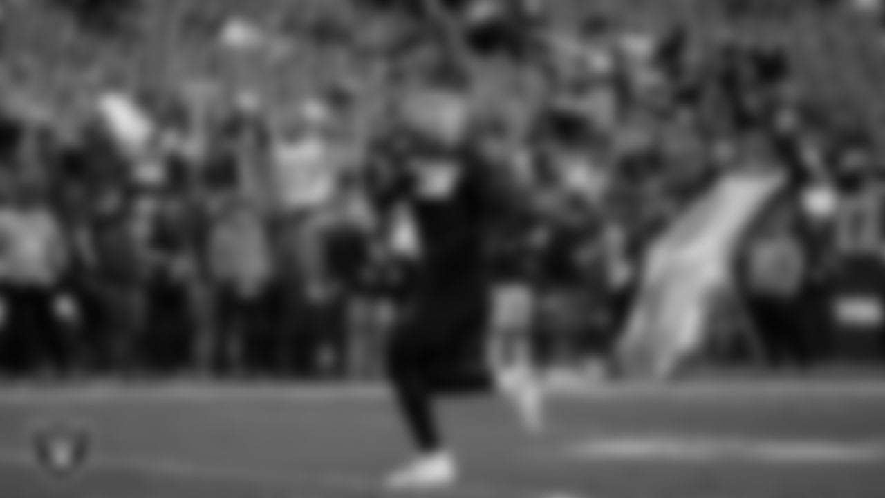 Las Vegas Raiders fullback Sutton Smith (41) warming up before the regular season home game against the Los Angeles Chargers.