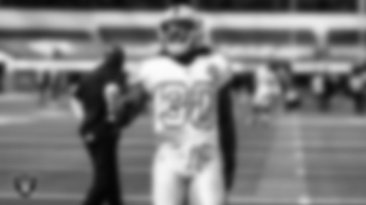 Las Vegas Raiders running back Jalen Richard (30) warming up before the regular season away game against the Los Angeles Chargers.