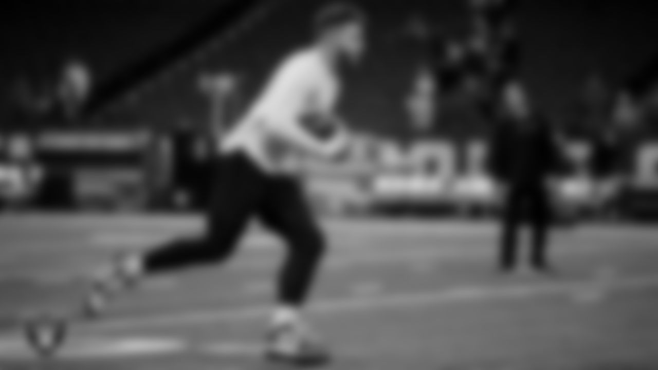 Las Vegas Raiders tight end Foster Moreau (87) warming up before the regular season away game against the Indianapolis Colts.
