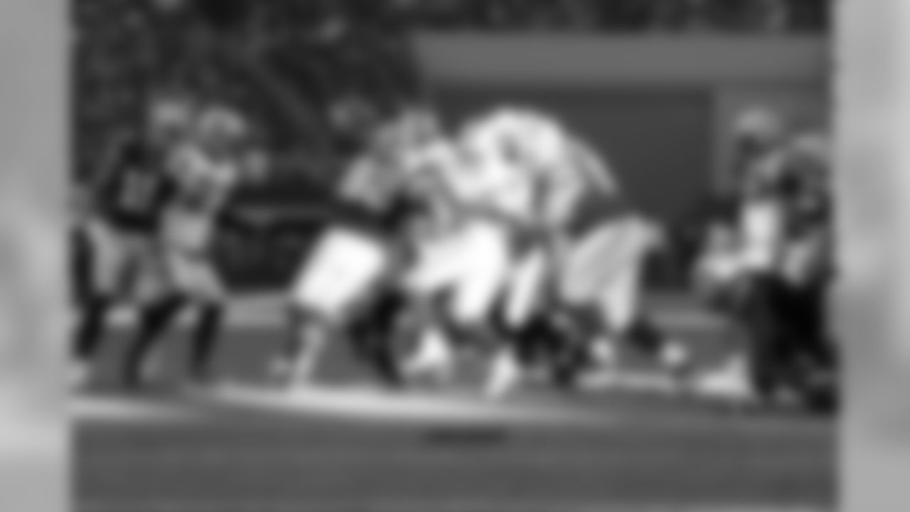 LB Nick Roach gets through the offensive line to make the tackle on the running back.