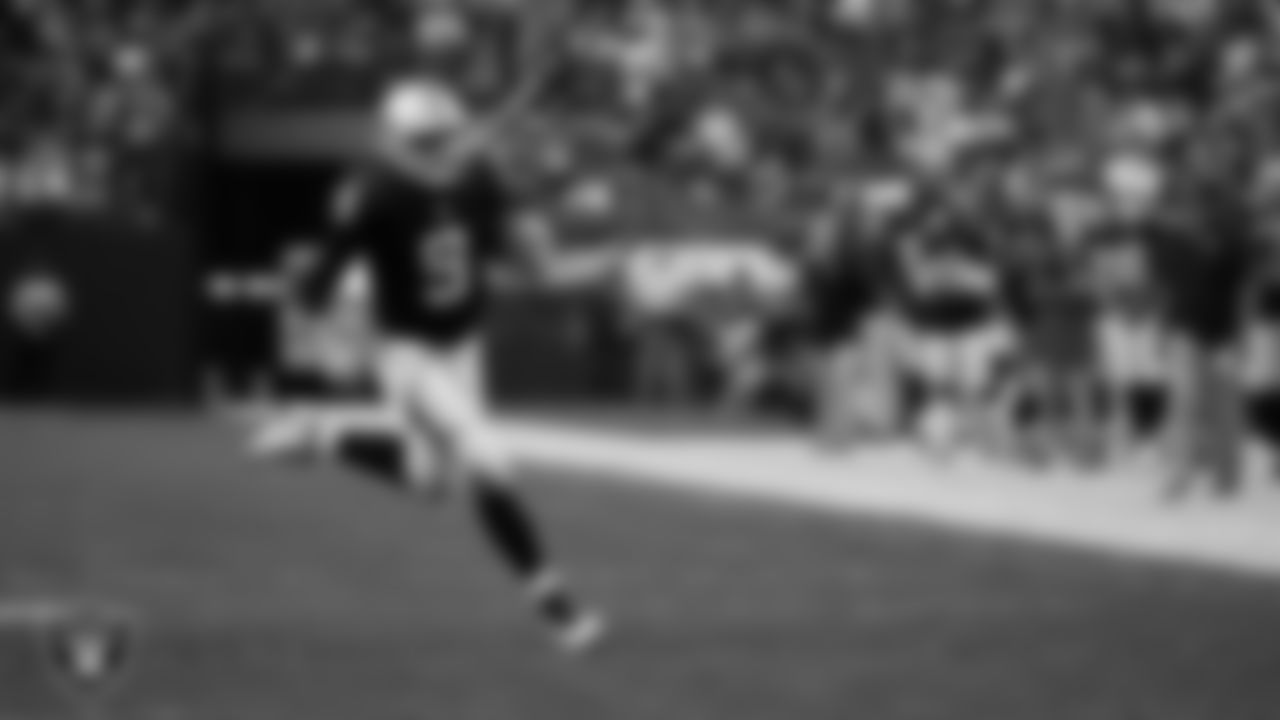 Las Vegas Raiders quarterback Nick Mullens (9) rushes during the preseason home game against the Minnesota Vikings at Allegiant Stadium.