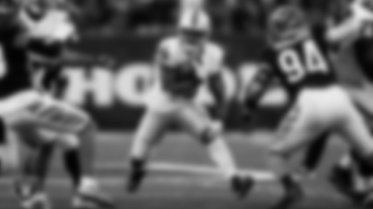 Las Vegas Raiders running back Josh Jacobs (28) rushes during the postseason away game against the Cincinnati Bengals.
