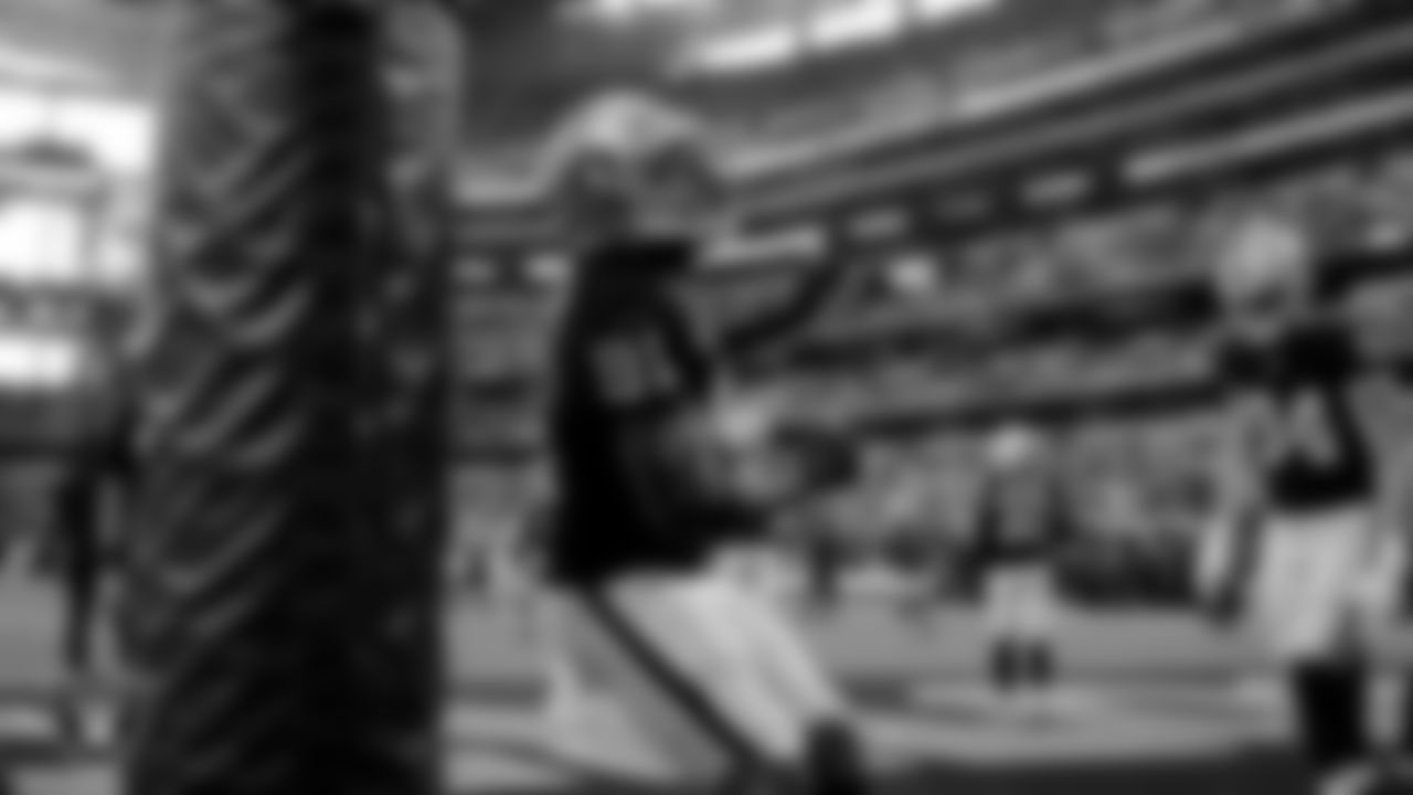 Las Vegas Raiders defensive end Yannick Ngakoue (91) warming up before the regular season away game against the Dallas Cowboys.