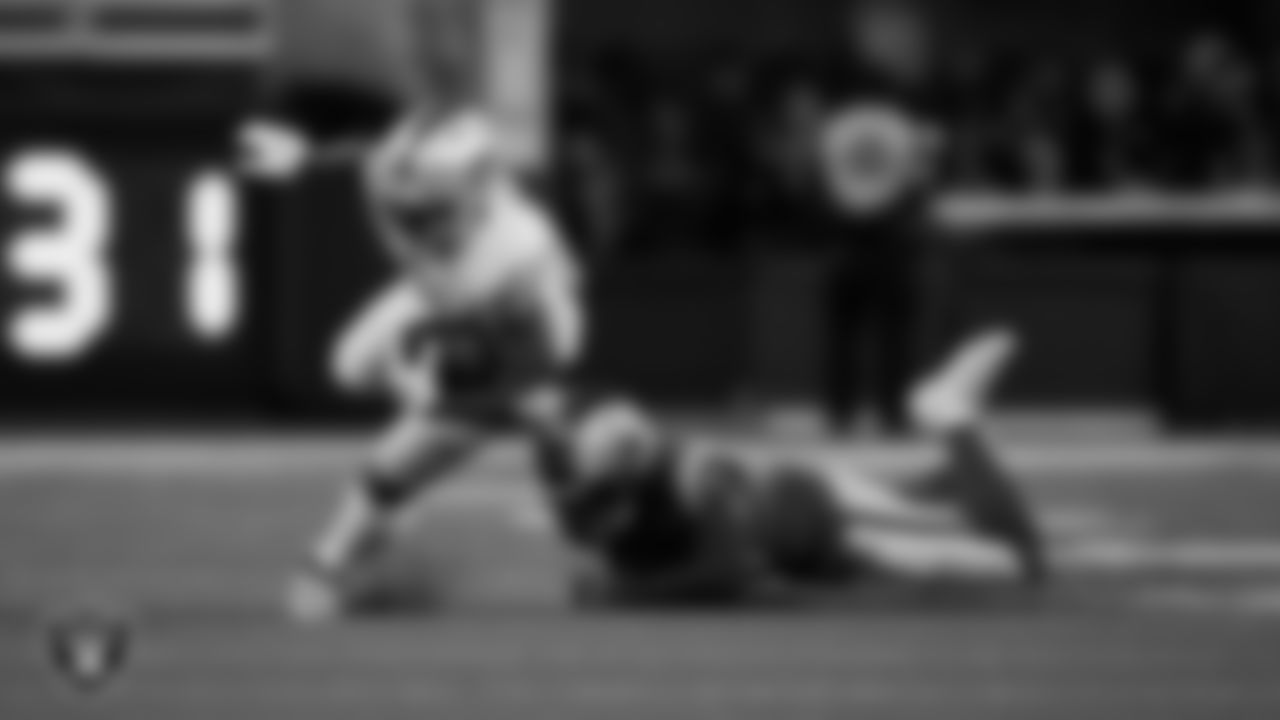 Las Vegas Raiders running back Josh Jacobs (28) rushes during the regular season away game against the Los Angeles Rams at SoFi Stadium.