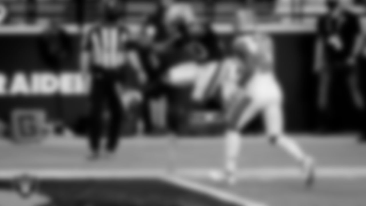 Las Vegas Raiders running back Jalen Richard (30) rushes for a 20-yard touchdown during the regular season home game against the New Orleans Saints.
