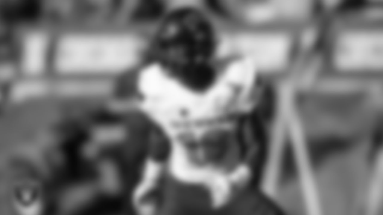 LB Javin White