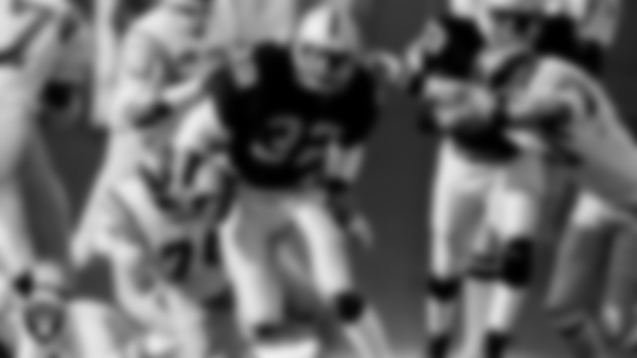 Raiders running back Marcus Allen (32) rushes during the regular season away game against the San Diego Chargers at Jack Murphy Stadium, Sunday, January 2, 1982.