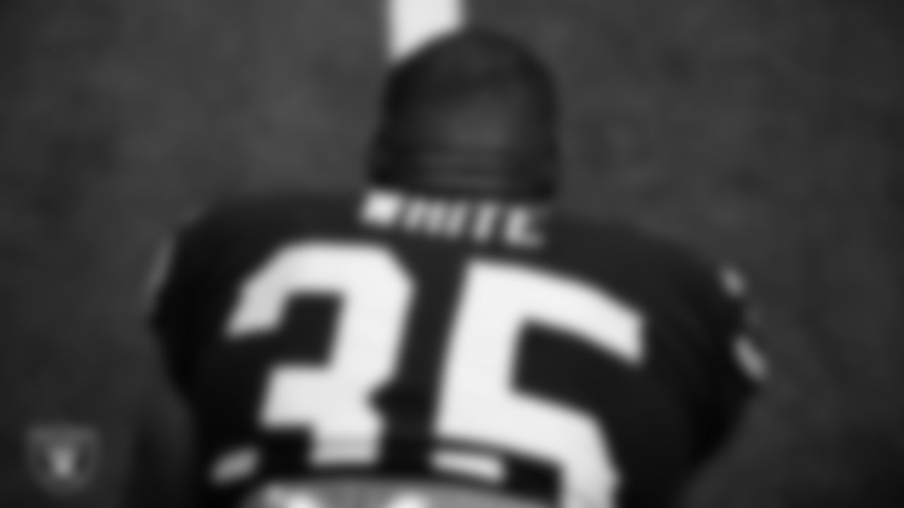 Las Vegas Raiders running back Zamir White (35) warming up before the regular season home game against the Denver Broncos at Allegiant Stadium.