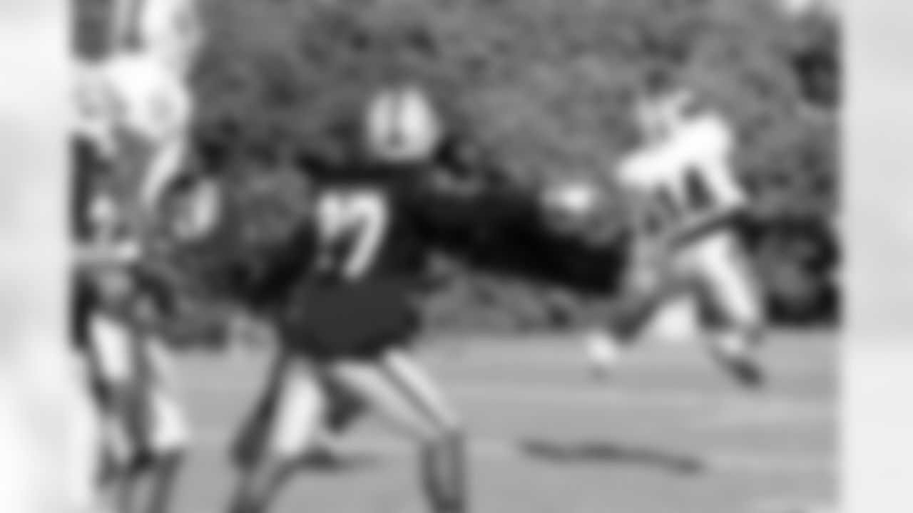 WR Derrick Jones goes up for the catch.