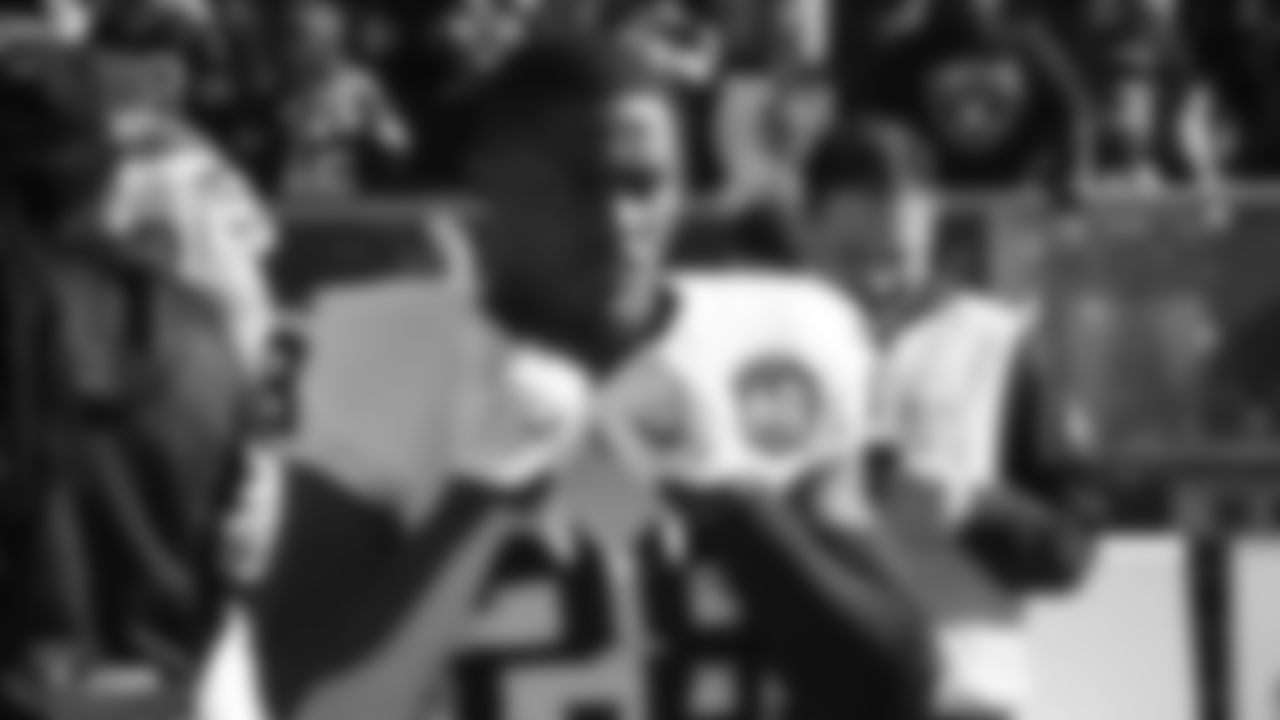 Raiders running back Josh Jacobs (28) on the sidelines before the regular season game against the Green Bay Packers at Lambeau Field.