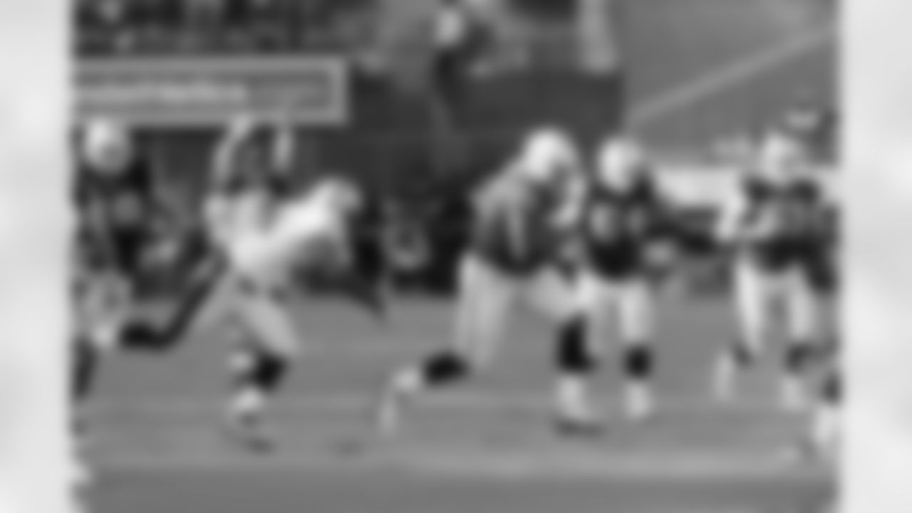 T Stephon Heyer runs up the middle for 14 yards.