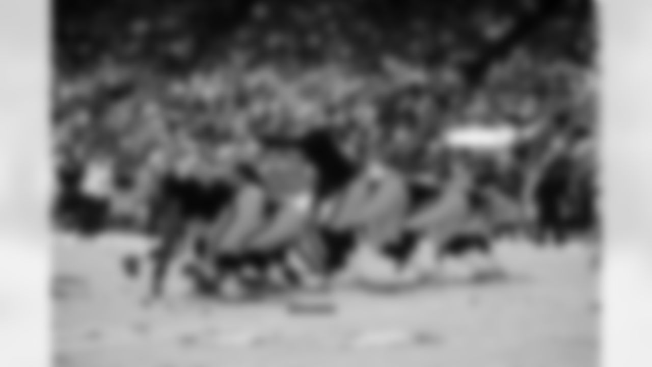 QB Derek Carr reads the defense at the line of scrimmage.
